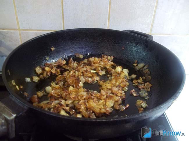 Репчатый лук жарится на сковороде