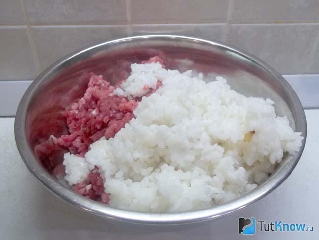 К мясу добавлен отваренный рис