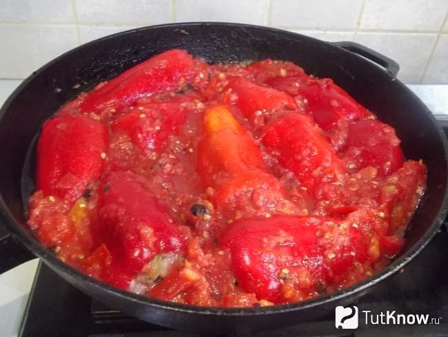 Перцы залиты томатным соусом