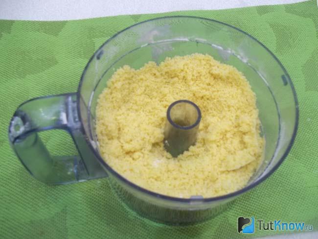 Продукты перемешаны до состояния крошки