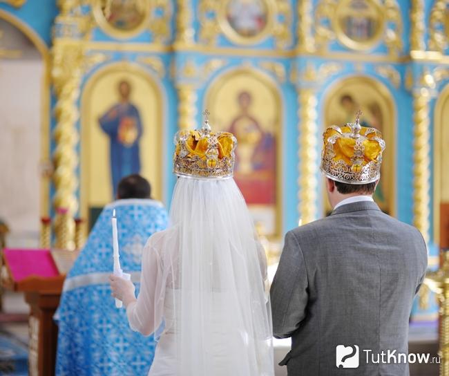 Пара перед алтарем