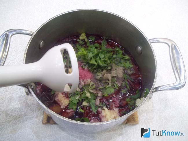 Сливы с пряностями измельчены блендером