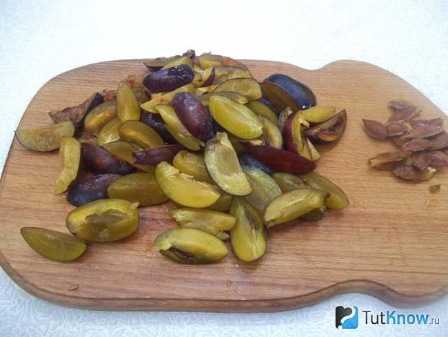 Сливы нарезаны кусочками