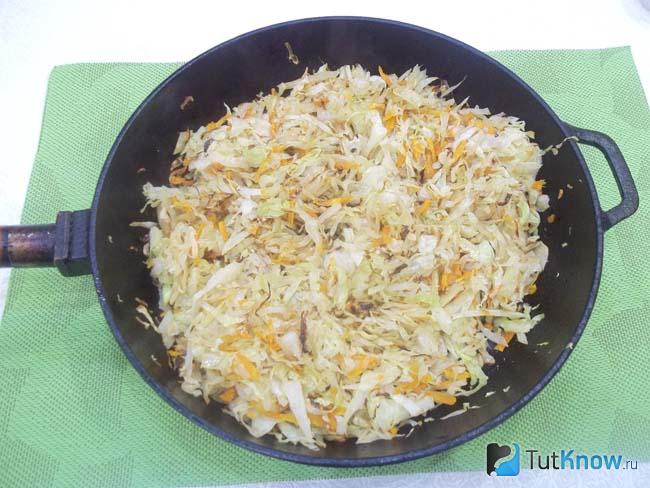 Капуста с морковью жарятся