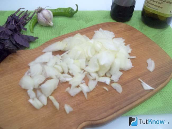 Репчатый лук нашинкован полукольцами