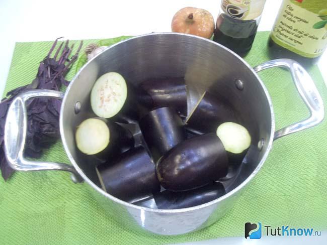 Баклажаны нарезаны и сложены в кастрюлю