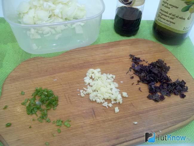Чеснок, зелень и горький перец измельчены