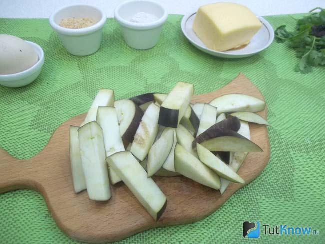 Баклажаны нарезаны брусками