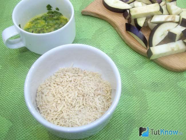 Сыр перемешан с мукой и сухарями