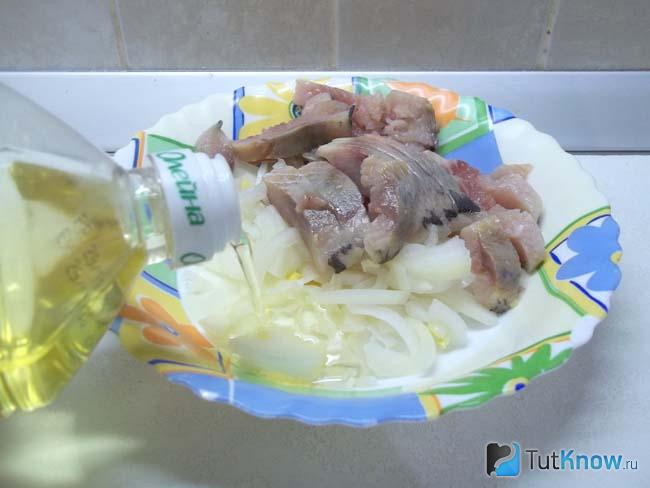 Лук и селедка залита маслом