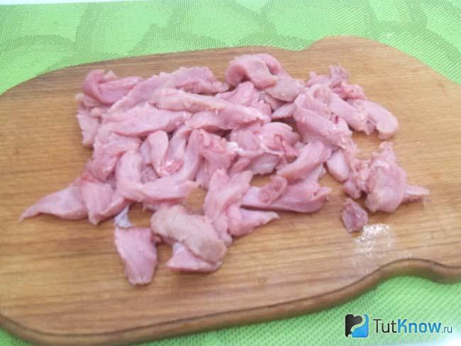 Мясо нарезано кусочками