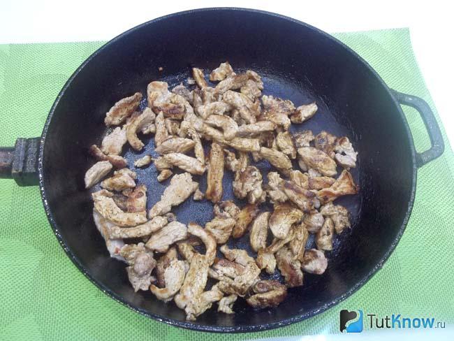 Мясо жарится в сковороде