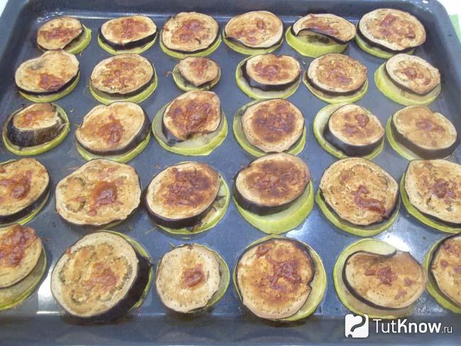 Готовые запеченные в духовке баклажаны с кабачками с сыром