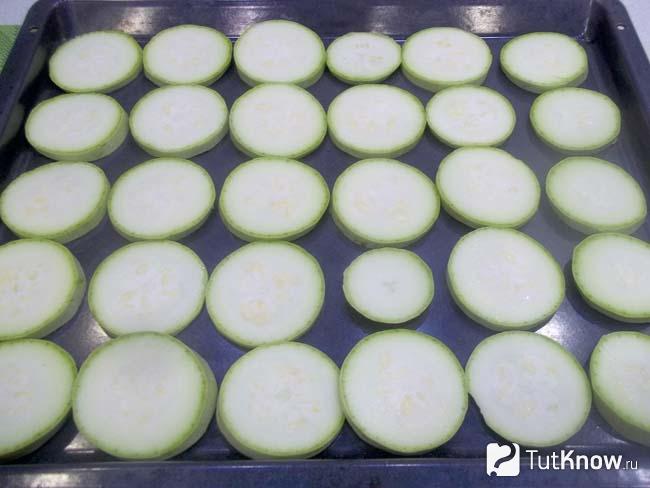 Кабачки нарезаны кольцами и выложены на противень