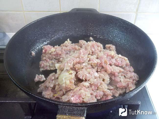 Репчатый лук с мясом отправлены в сковороду