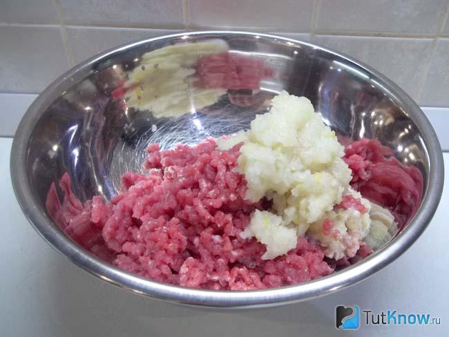 Репчатый лук с мясом приправлены специями