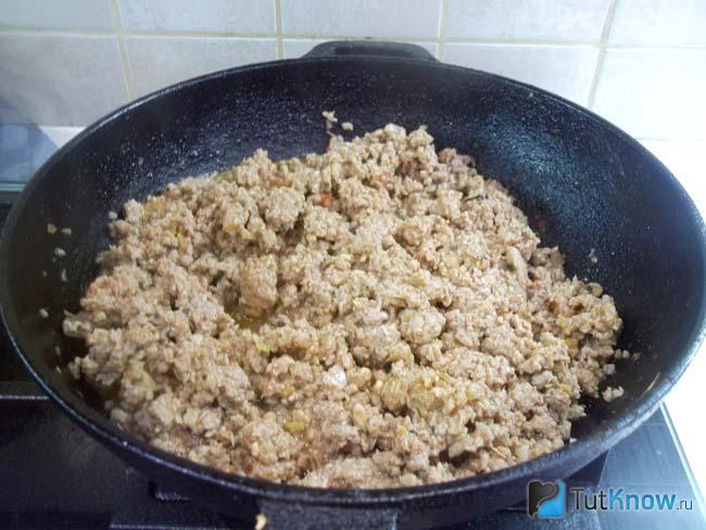 Фарш жарится на сковороде