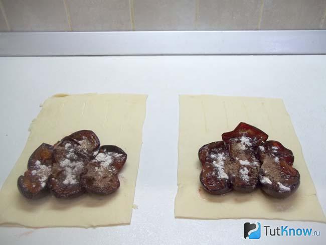 Сливы присыпаны сахаром и корицей