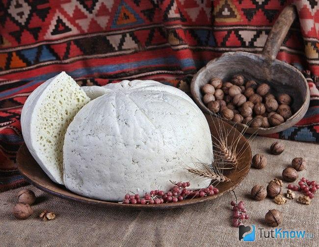 Сыр Гуда на блюде и орехи