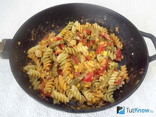 Готовые макароны в томате с овощами микс