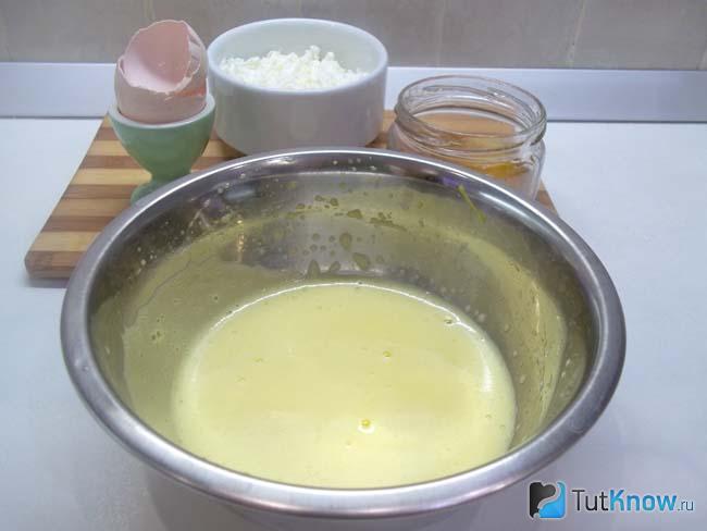 Яйца взбиты миксером
