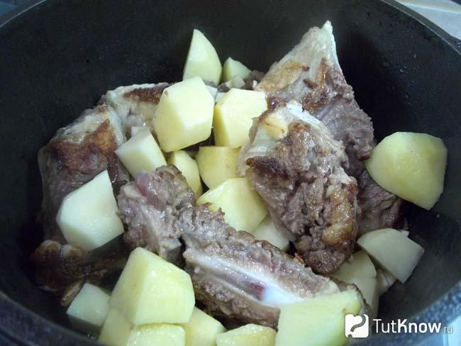 К мясу добавлен картофель