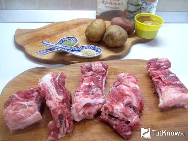 Мясо нарезано кусочками