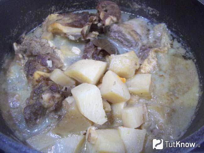 Готовая тушеная телятина с картофелем в пряностях