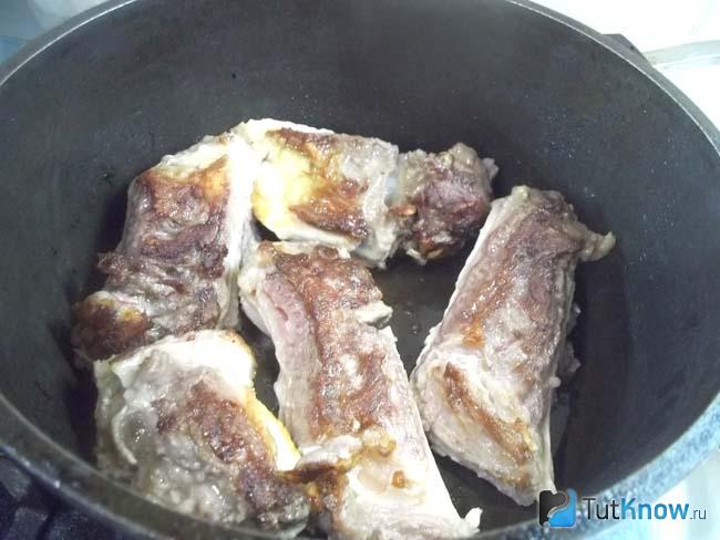 Мясо жарится в сковороде