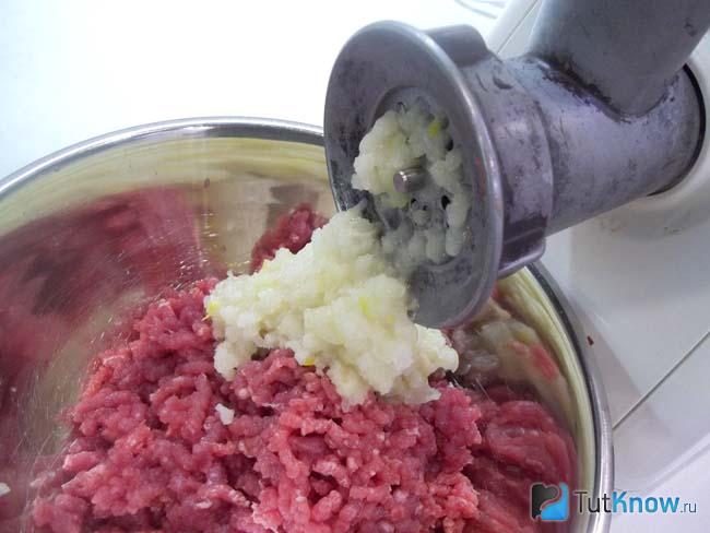 Лук перекручен через мясорубку