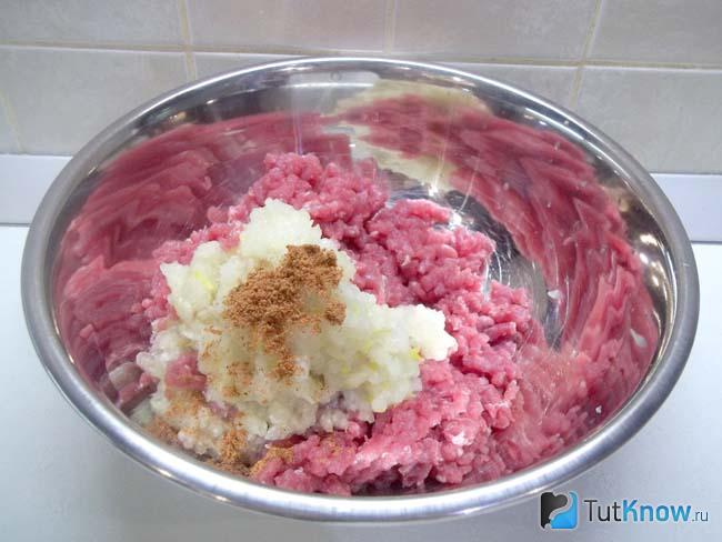 Мясо с луком приправлены специями