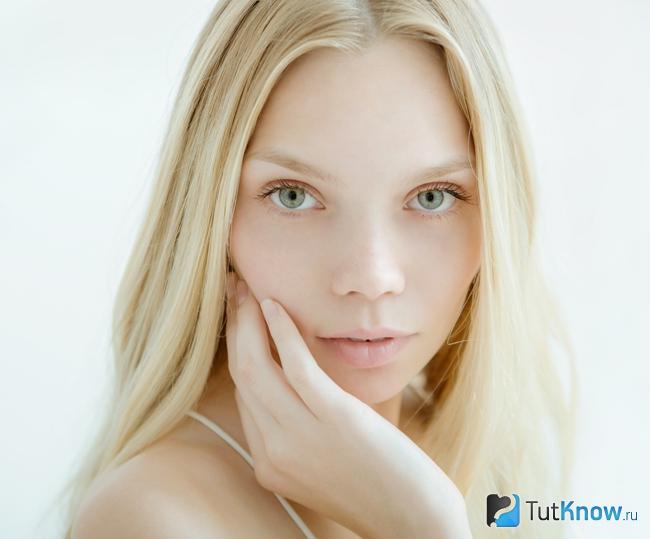 Чувствительная кожа лица у девушки