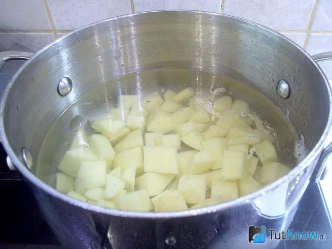 Картофель варится в кастрюле