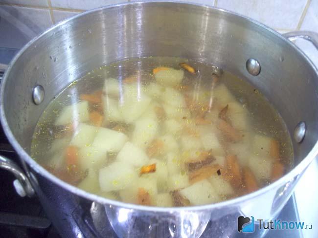К картофелю в кастрюлю добавлена жареная морковь