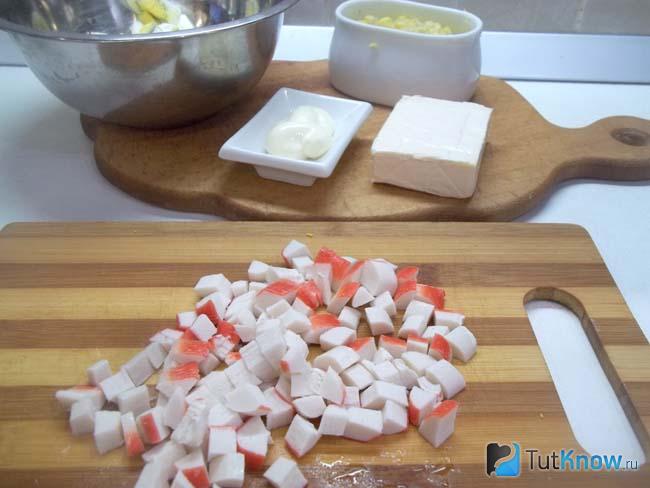 Крабовые палочки нарезаны кубиками