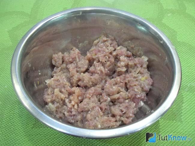 Мясо с луком перемешаны