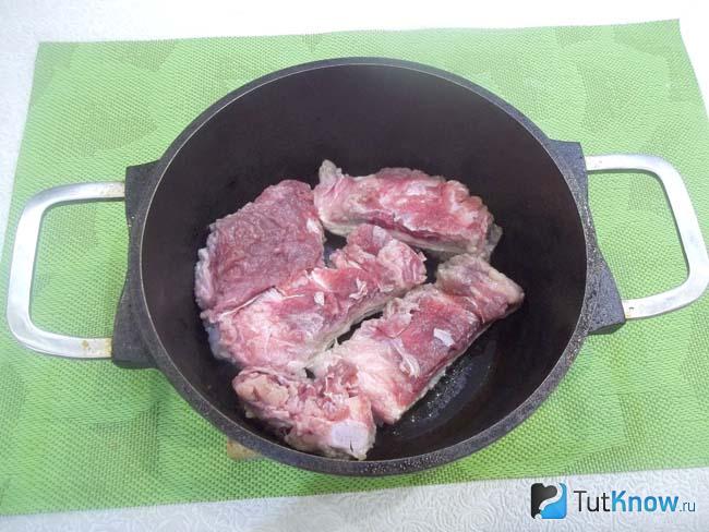 Ребра нарезаны по косточкам и жарятся в сковороде