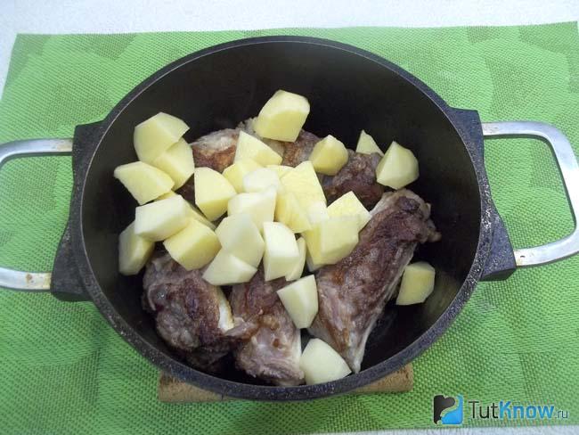 В кастрюлю с мясом добавлен картофель