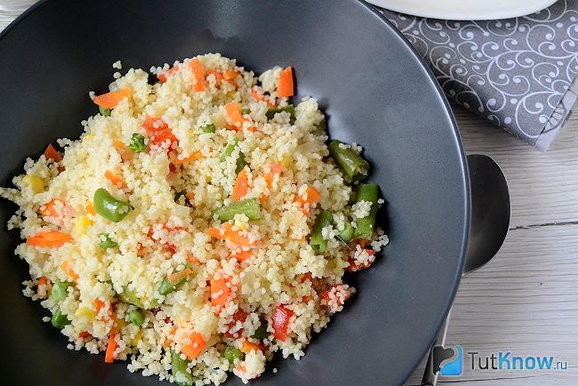 Готовый к подаче кускус с овощами