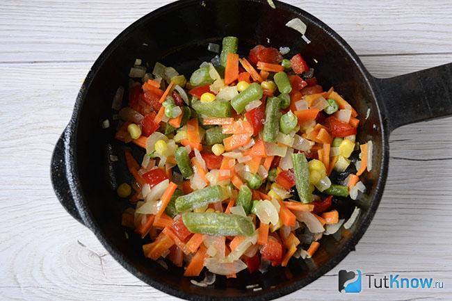 Мексиканская смесь овощей с морковкой и луком на сковороде