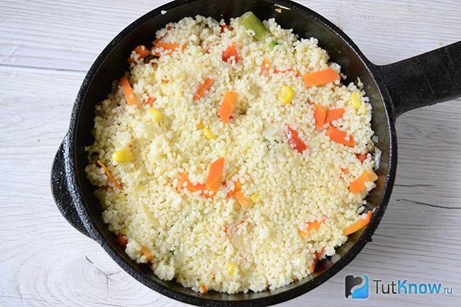 Готовый кускус с овощами на сковороде