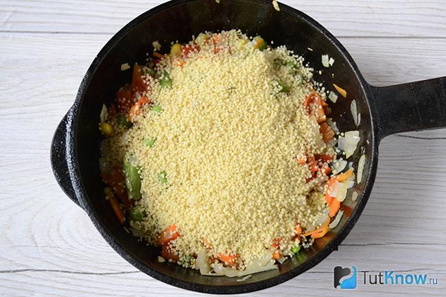 Кускус на сковороде с овощами