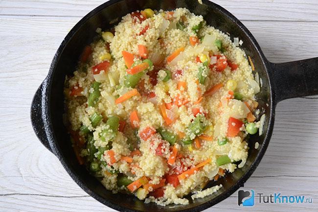 Кускус с овощами жарится на сковороде