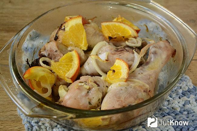 Мясо курицы с кусочками апельсина