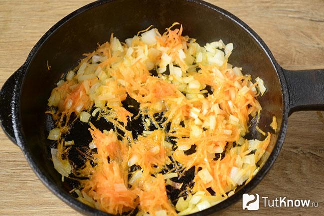 Лук с морковкой на сковороде
