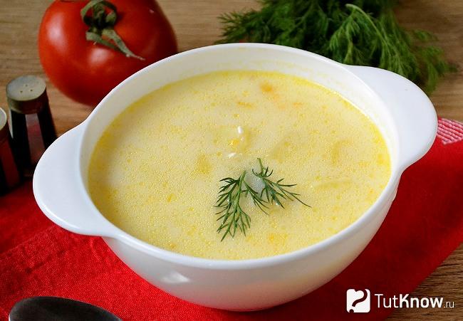 Готовый суп с кукурузой и сыром на курином бульоне