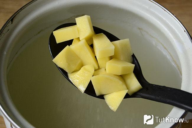 Нарезанный картофель для супа