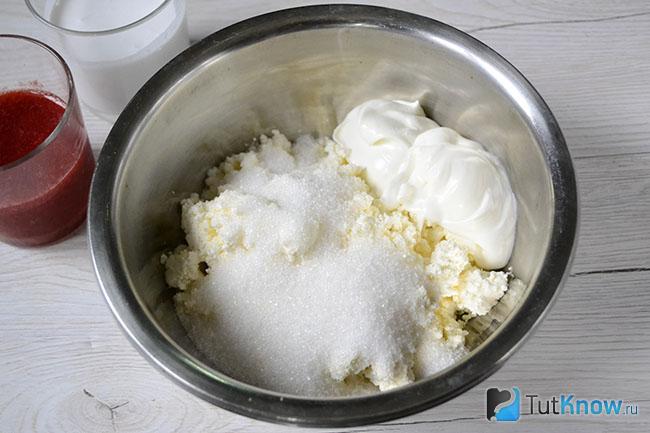 Творог с сахаром и сметаной