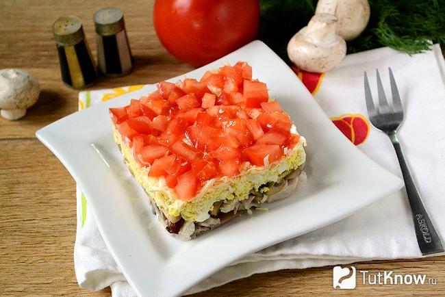 Готовый салат «Красная шапочка» с курицей