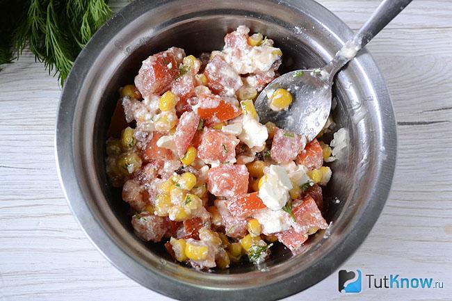Готовый салат из помидоров и кукурузы с сыром фета